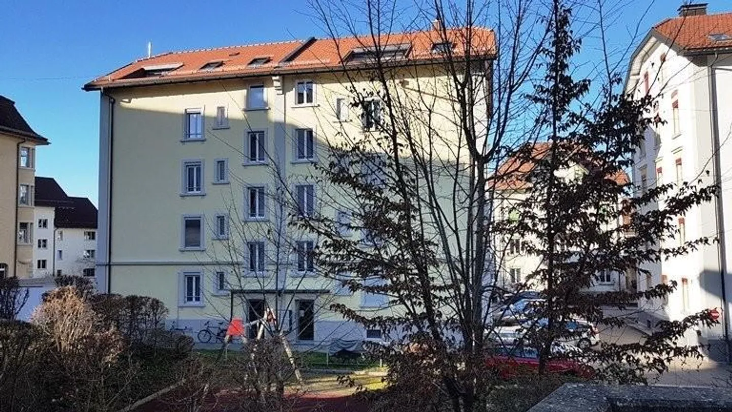 Vicino all'ospedale cantonale - appartamento ristrutturato in un vecchio edificio - Foto 2 di 6