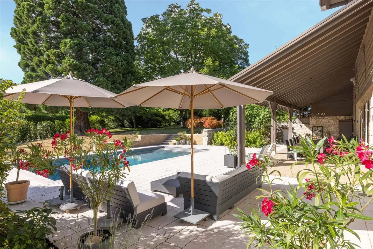 Exceptionnel corps de ferme rénové avec piscine et annexe - Photo 2 sur 13