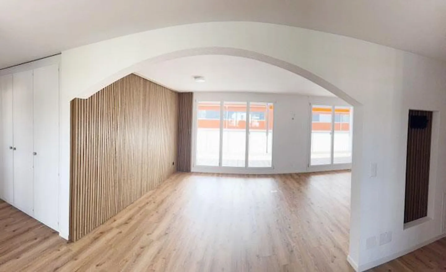 Bel appartement rénové de 138m2 - 4 1/2 avec terrasse de 45m2 - Photo 2 sur 27