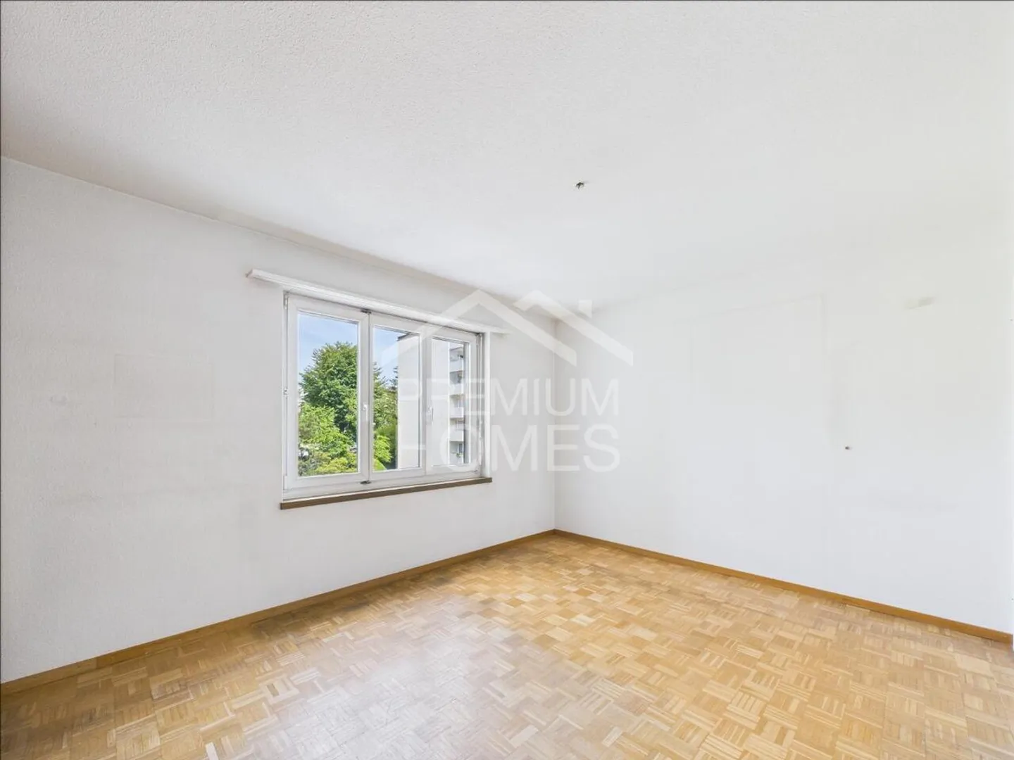 Central & Affordable - Zurich Calls! - Photo 5 of 10