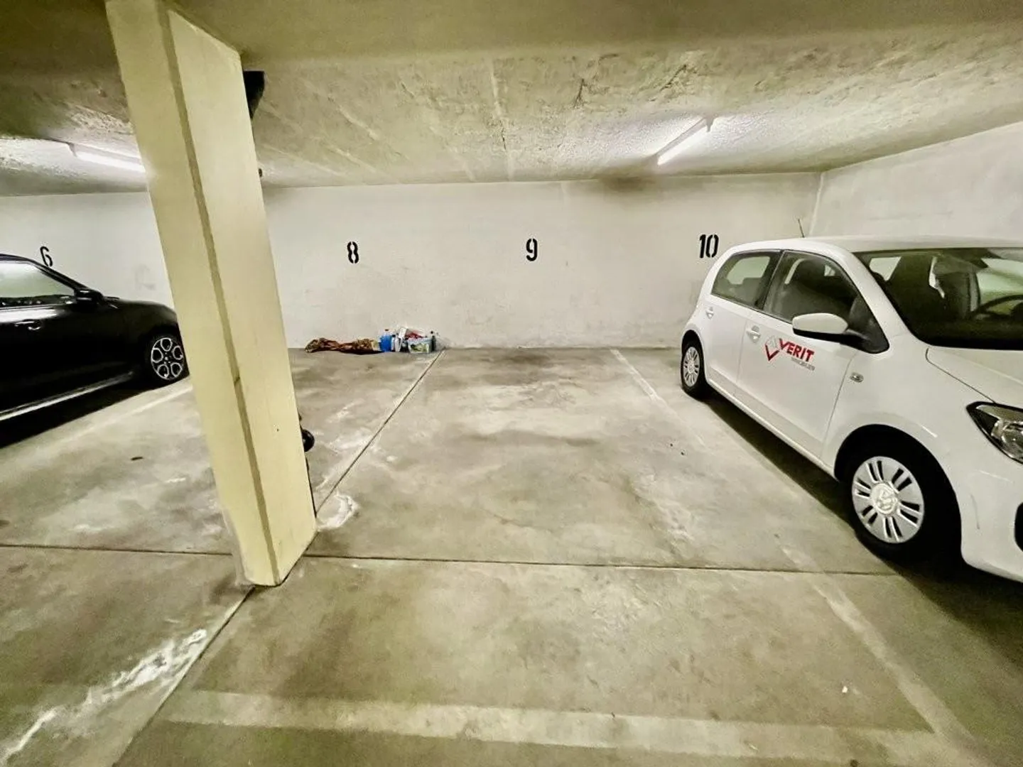 Parking spaces in the center of Uster near the hospital - Photo 2 of 2