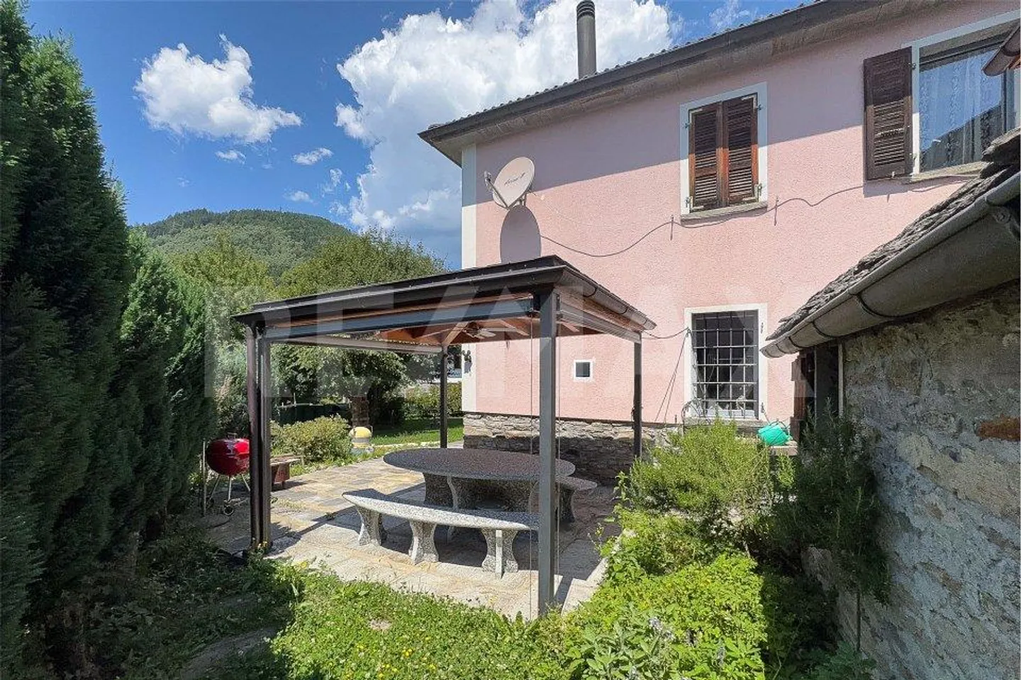 Haus mit Garten und Pergola - Foto 1 von 13