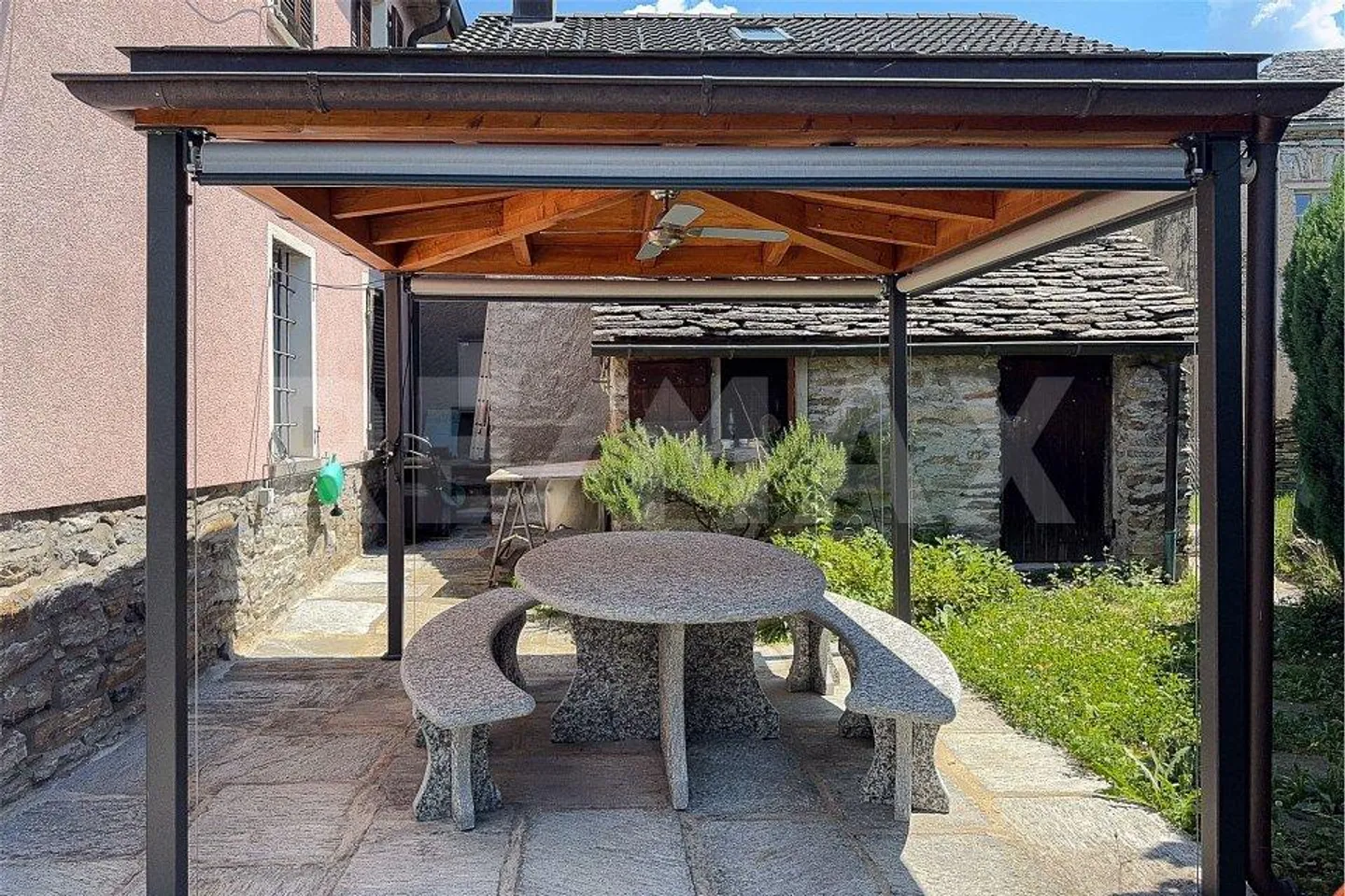 Haus mit Garten und Pergola - Foto 4 von 13