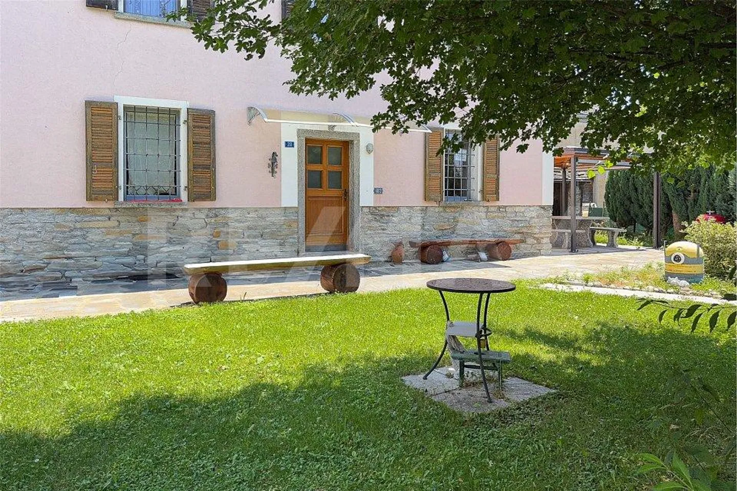 Haus mit Garten und Pergola - Foto 5 von 13