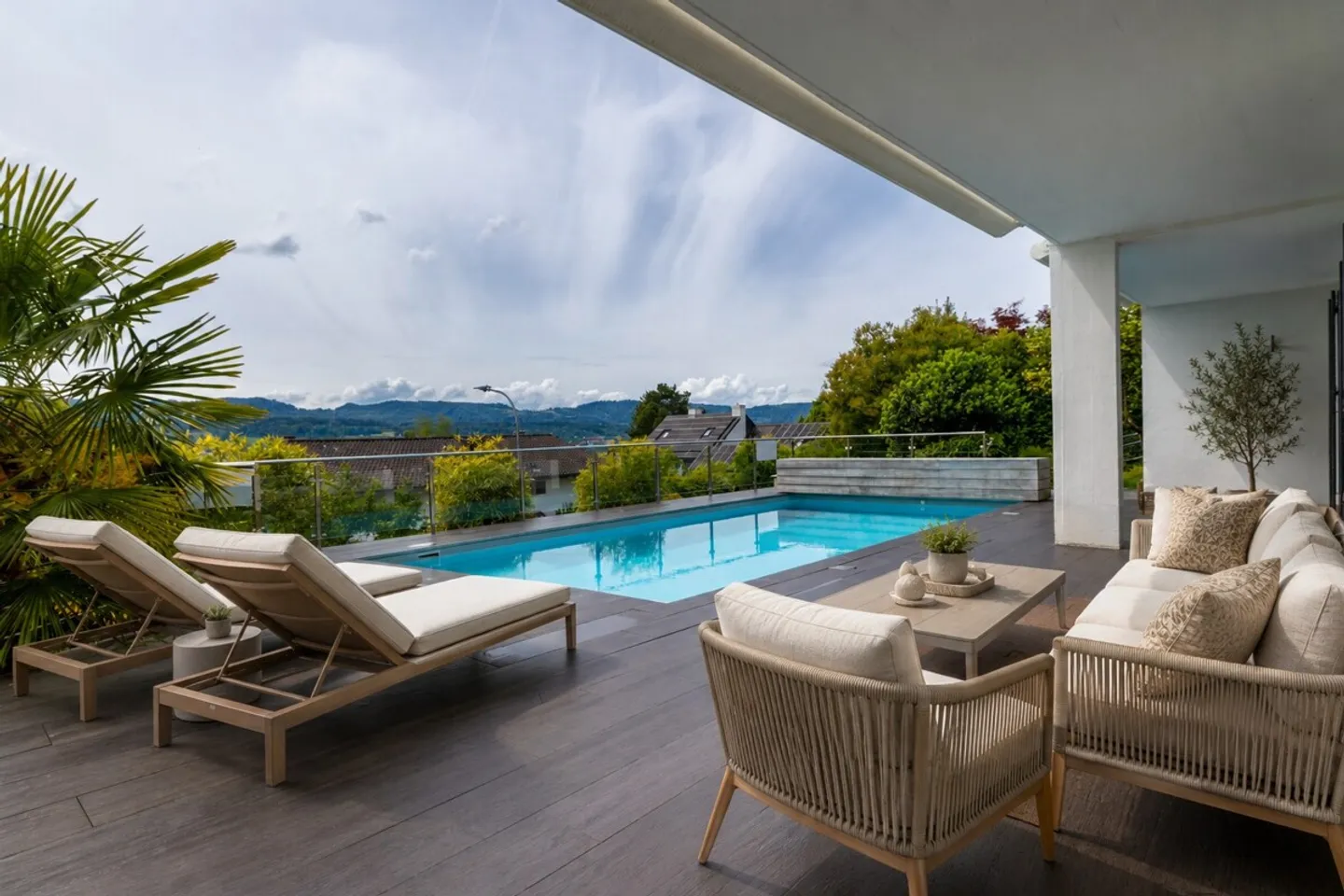 Herrliberg: esclusiva villa unifamiliare con vista lago, giardino e piscina - Foto 2 di 7