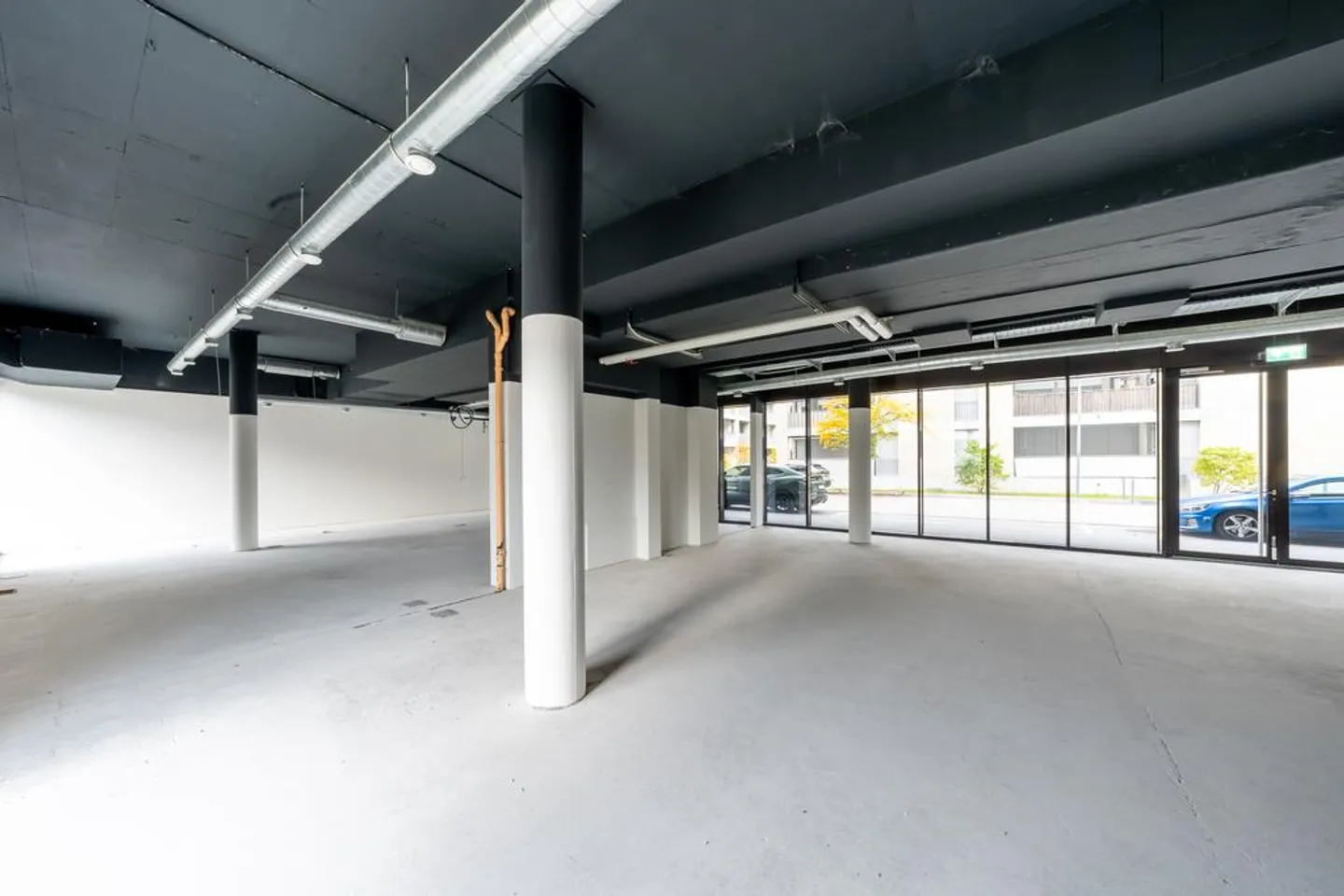 Commercial/Office space from 103m2 to 230m2 for rent directly at the train station - Photo 1 of 10