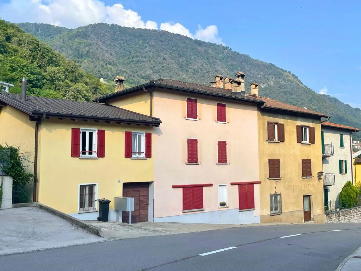 Complesso residenziale con tre case e 7 appartamenti - Foto 1 di 6