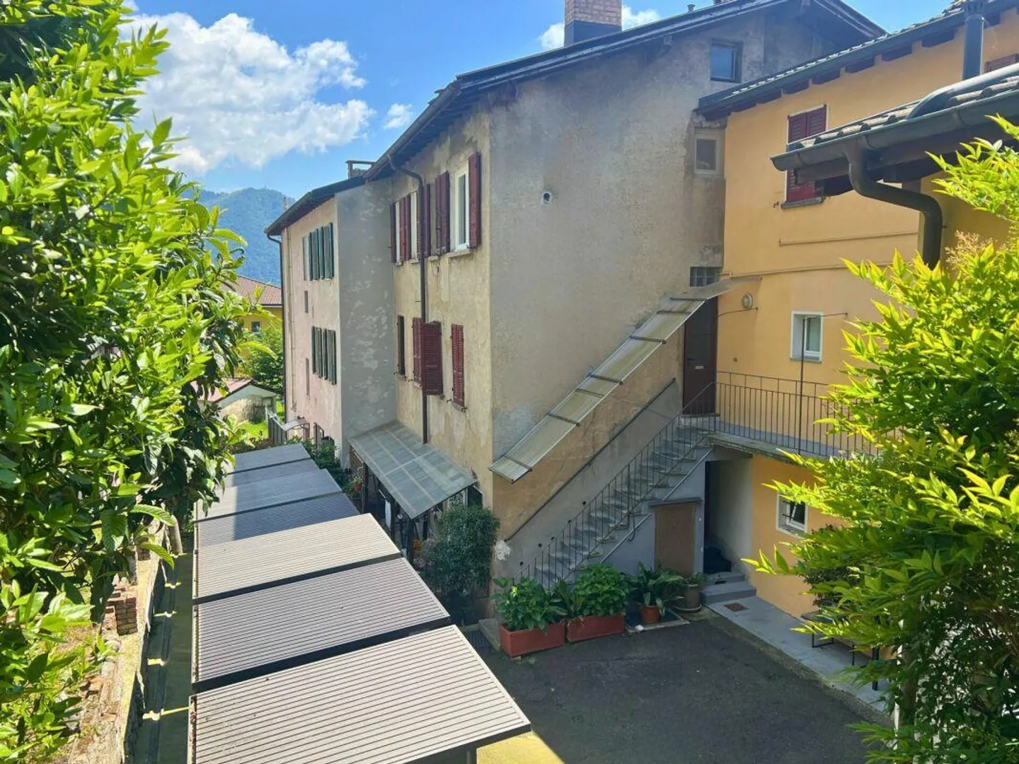 Complesso residenziale con tre case e 7 appartamenti - Foto 2 di 6