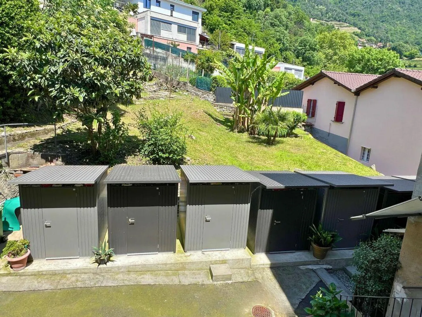 Complesso residenziale con tre case e 7 appartamenti - Foto 3 di 6