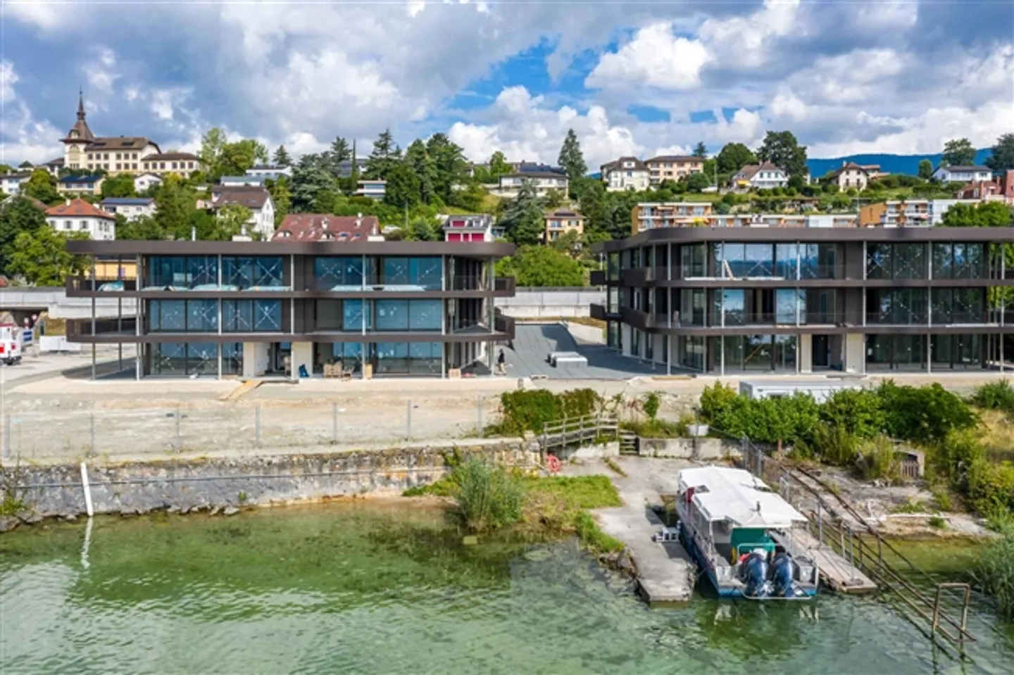 Vieni a scoprire la tua futura casa proprio accanto all'acqua - Foto 1 di 13
