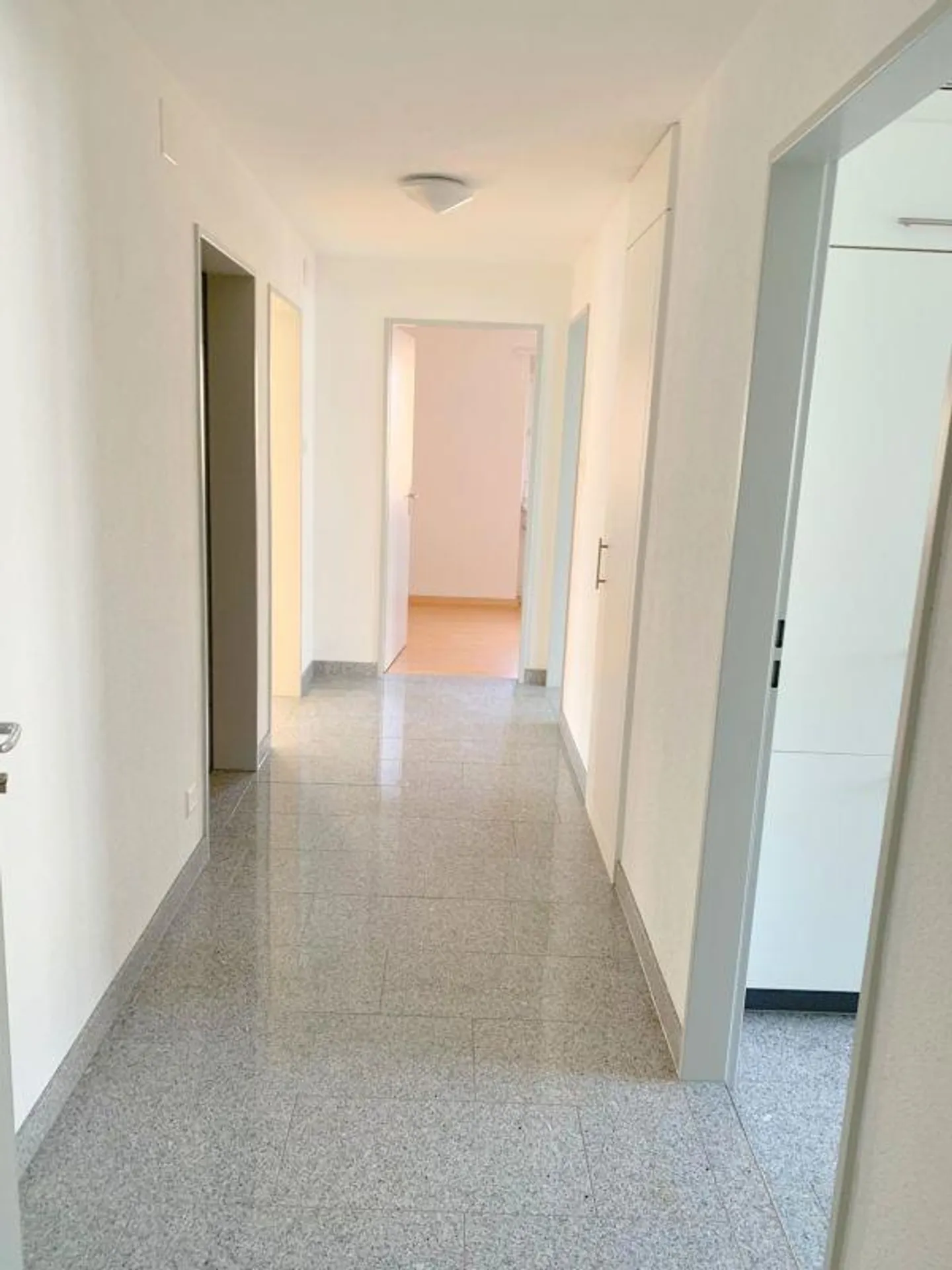 bright 4-room apartment with large seating area - Photo 9 of 12