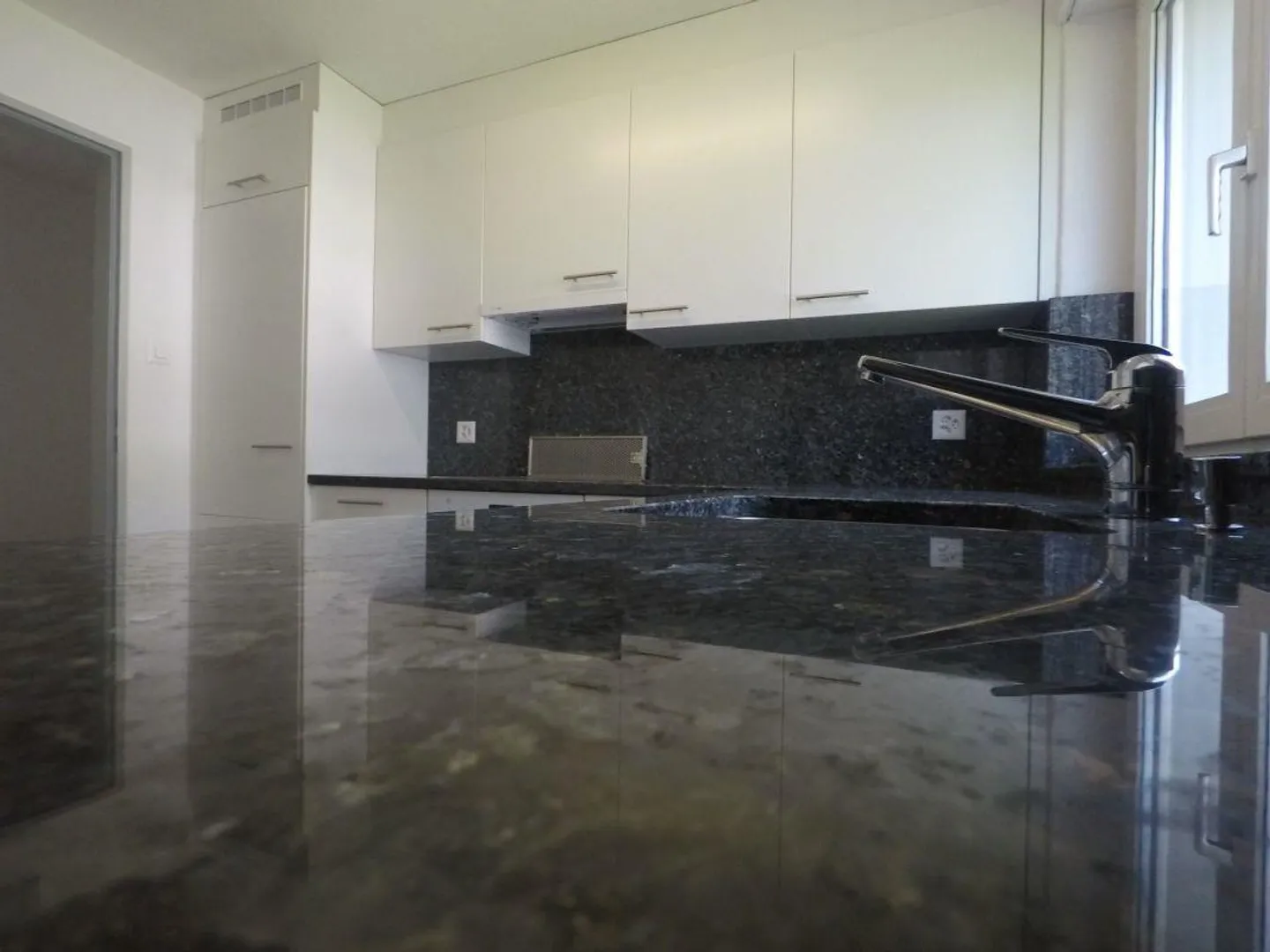 bright 4-room apartment with large seating area - Photo 3 of 12