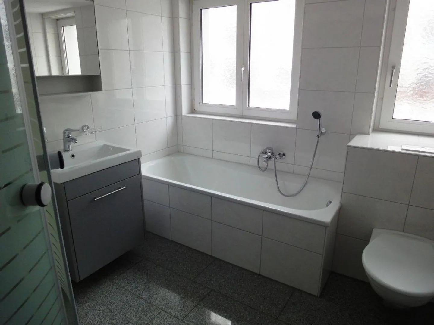 bright 4-room apartment with large seating area - Photo 11 of 12