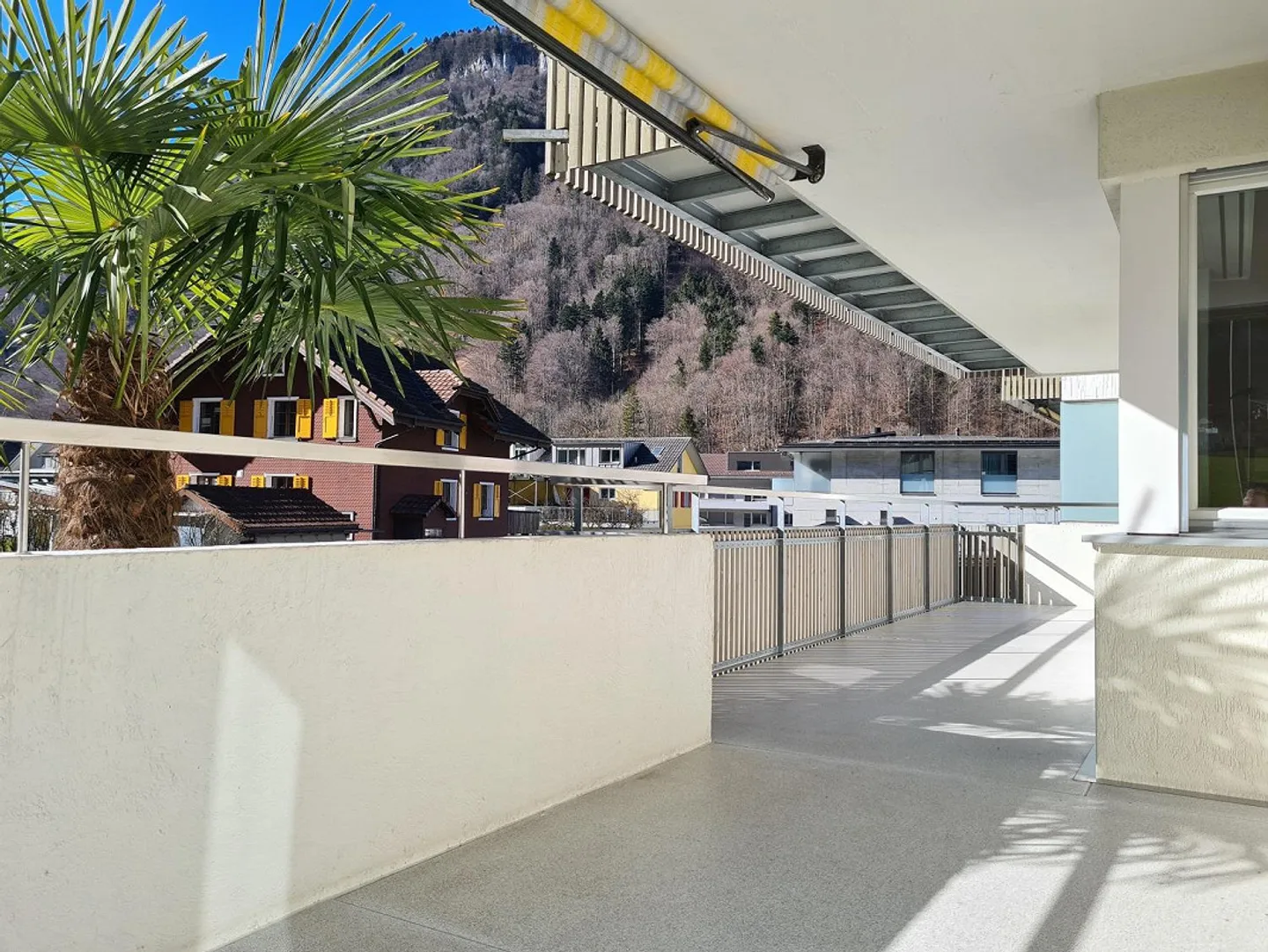 Appartamento di 4,5 stanze al 1° piano con grande balcone sud coperto - Foto 2 di 11