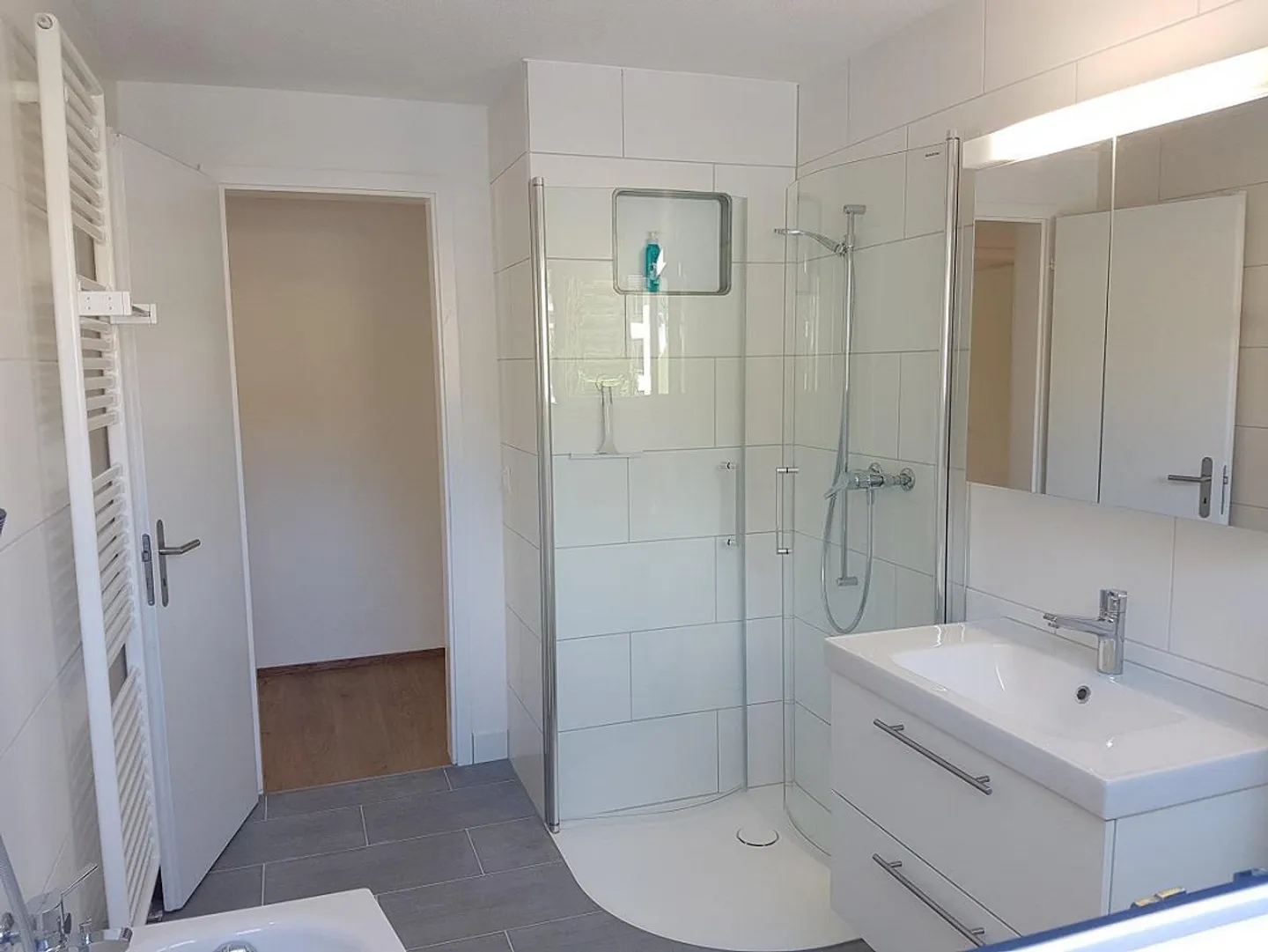 Appartamento di 4,5 stanze al 1° piano con grande balcone sud coperto - Foto 4 di 11