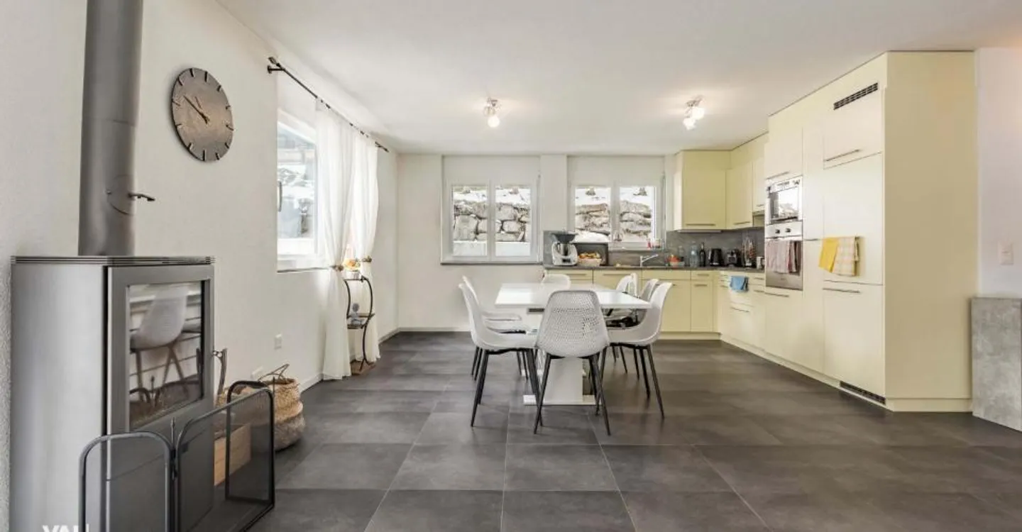 Casa spaziosa con due unità e terreno edificabile - Foto 1 di 12
