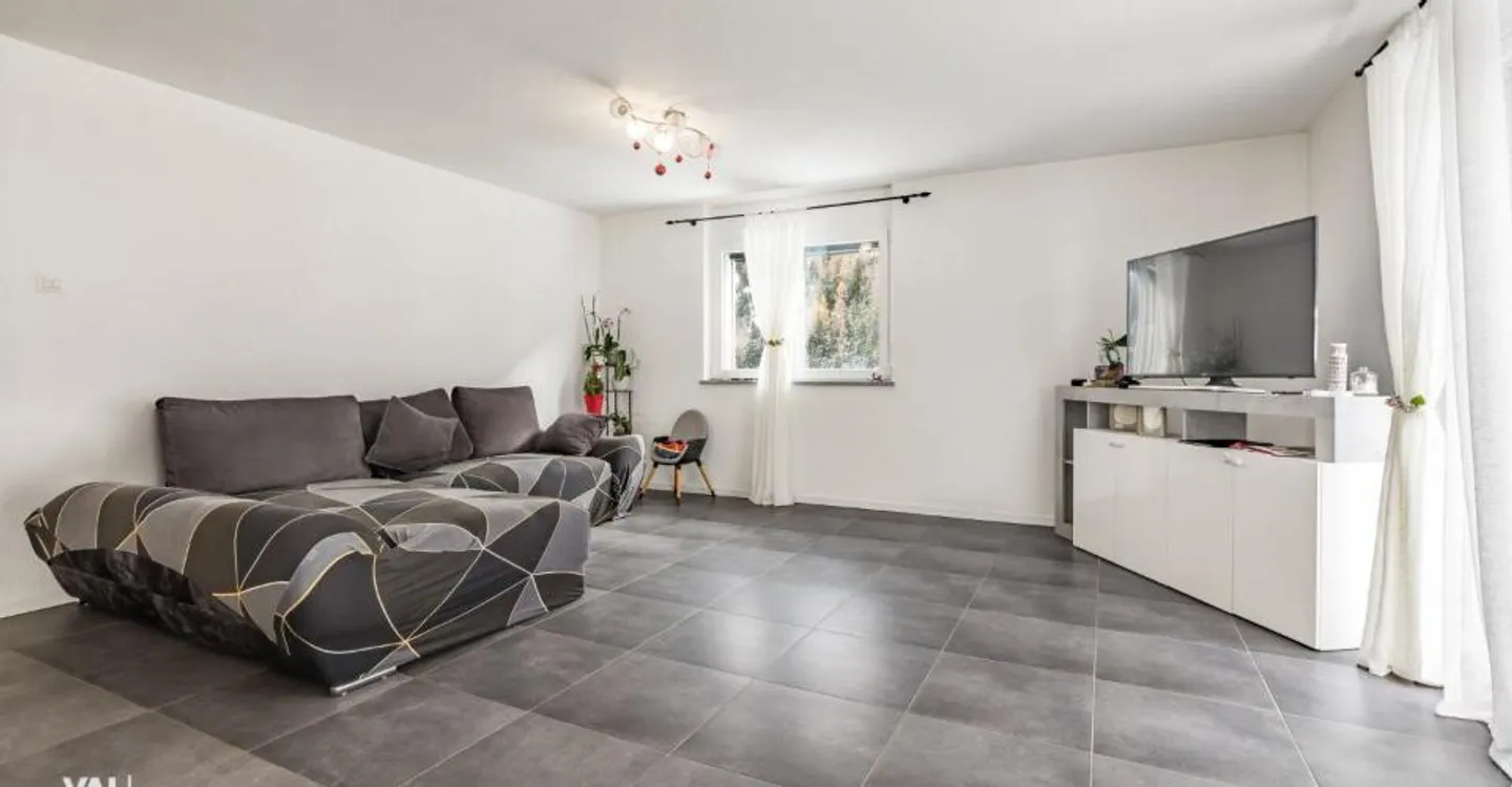 Casa spaziosa con due unità e terreno edificabile - Foto 2 di 12