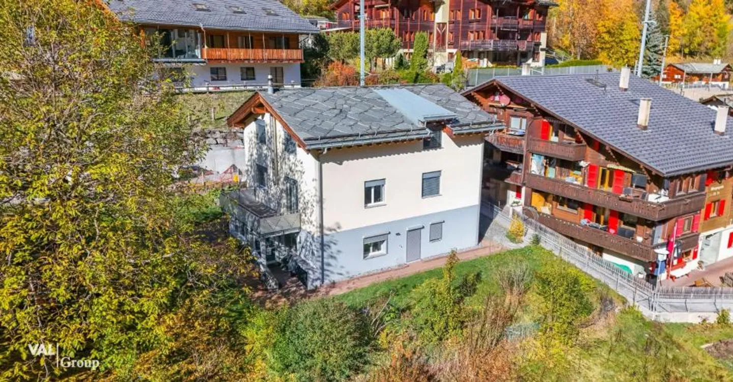Casa spaziosa con due unità e terreno edificabile - Foto 3 di 12