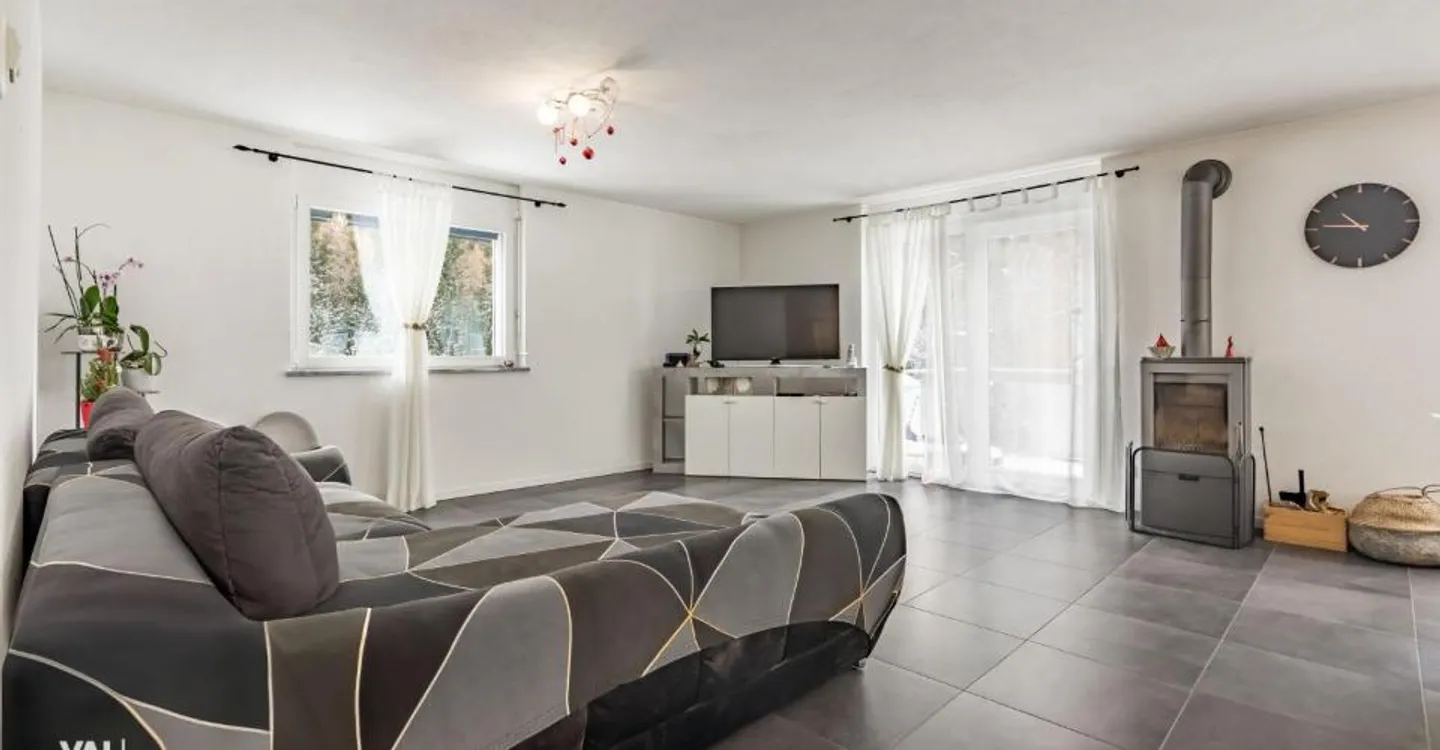 Casa spaziosa con due unità e terreno edificabile - Foto 4 di 12