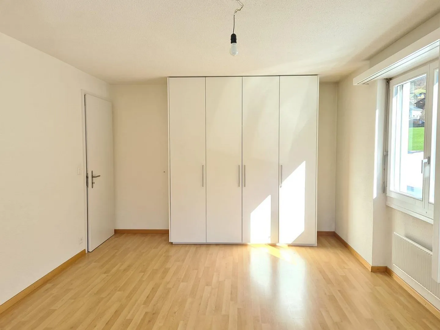 Appartamento di 4,5 stanze al 1° piano con grande balcone sud coperto - Foto 8 di 11