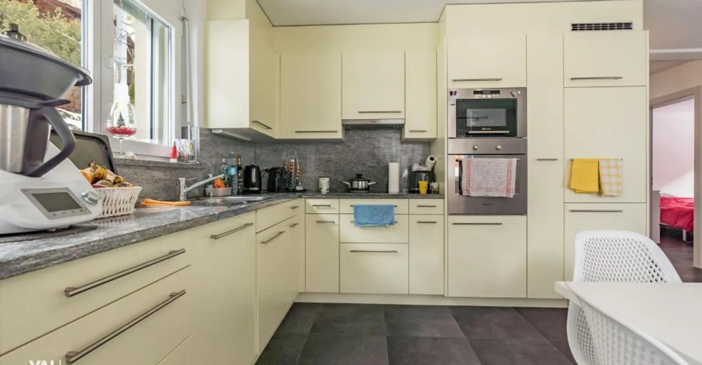 Casa spaziosa con due unità e terreno edificabile - Foto 5 di 12