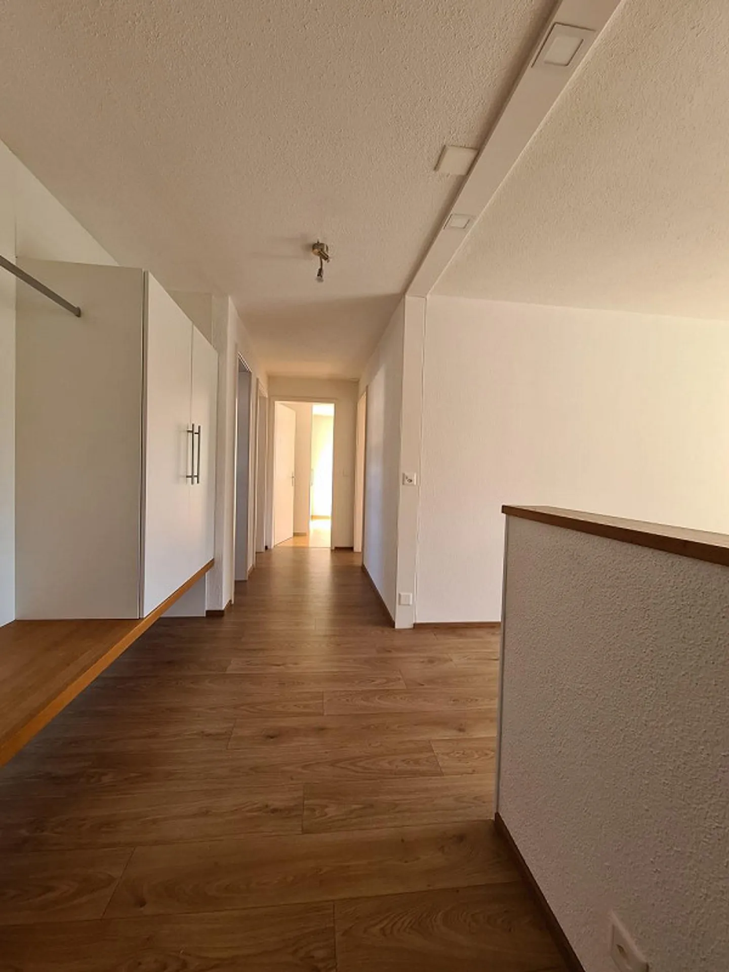 Appartamento di 4,5 stanze al 1° piano con grande balcone sud coperto - Foto 9 di 11
