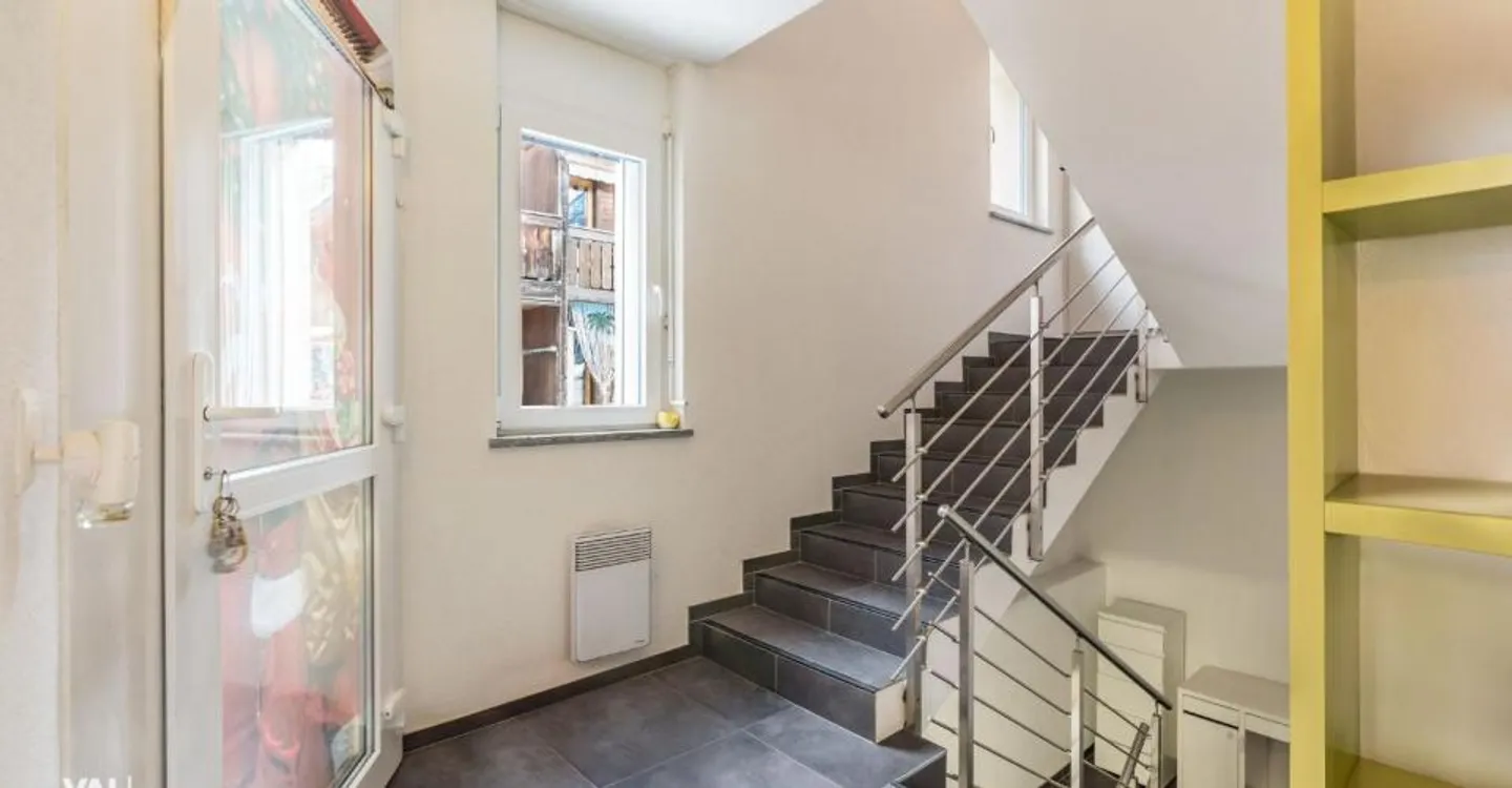 Casa spaziosa con due unità e terreno edificabile - Foto 9 di 12