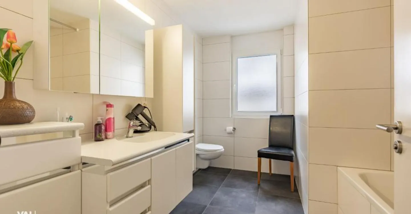 Casa spaziosa con due unità e terreno edificabile - Foto 7 di 12