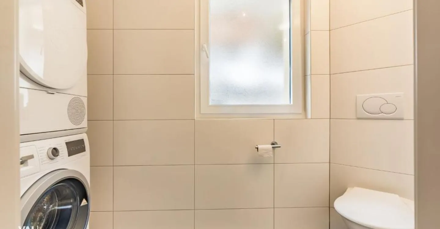 Casa spaziosa con due unità e terreno edificabile - Foto 8 di 12