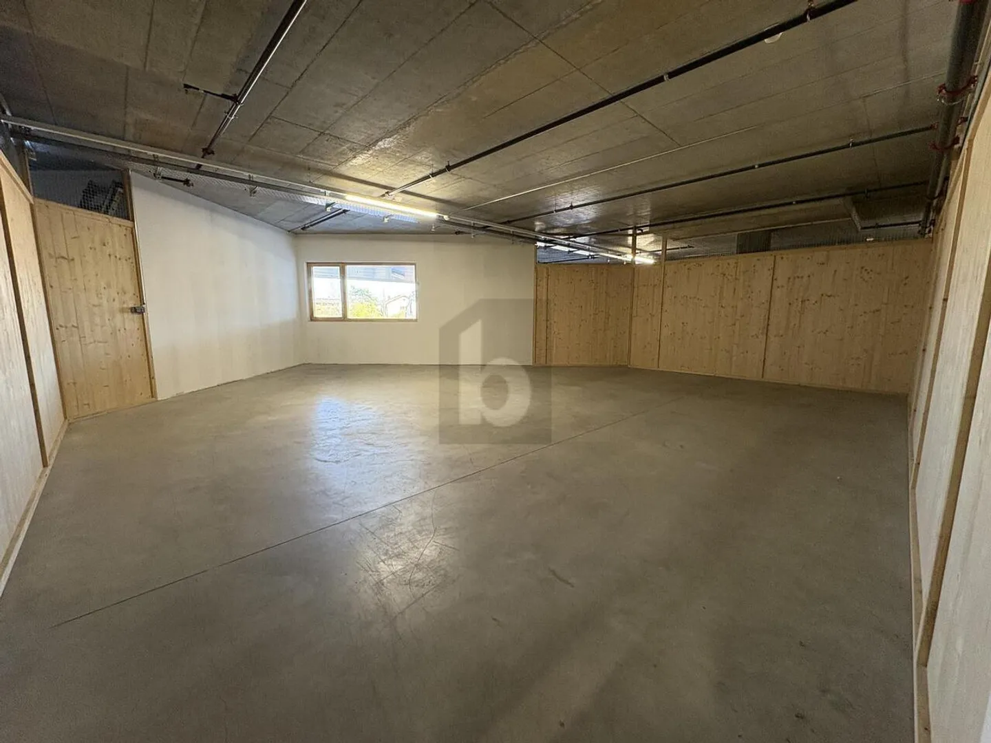 UN ENTREPÔT FACILEMENT ACCESSIBLE - Photo 2 sur 4