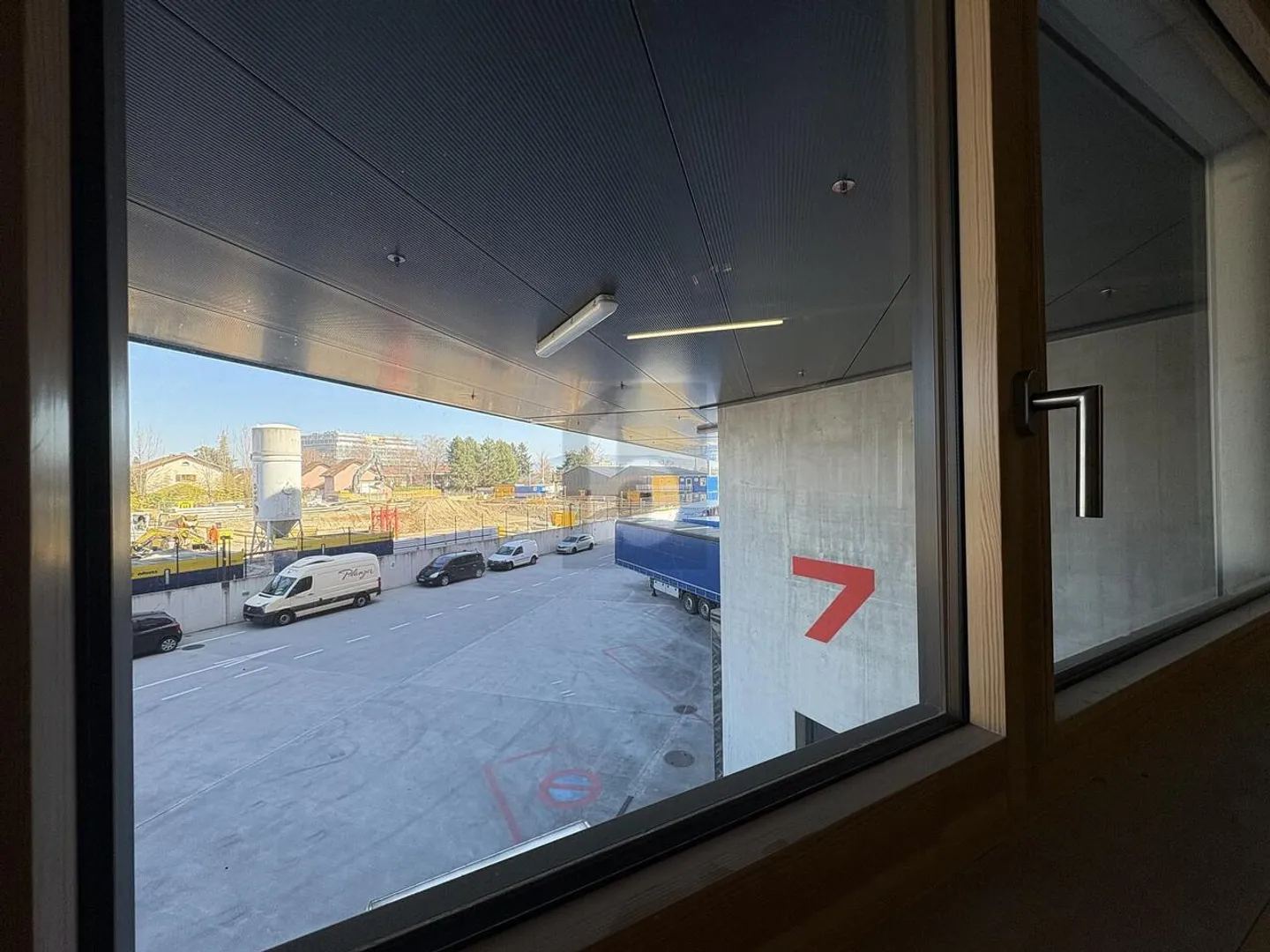 UN ENTREPÔT FACILEMENT ACCESSIBLE - Photo 3 sur 4