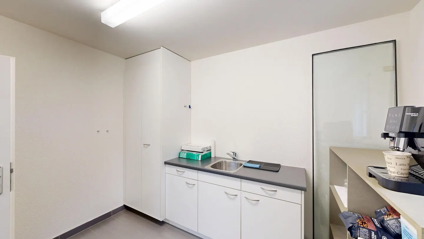 Office space for your business with private parking - Photo 7 of 10