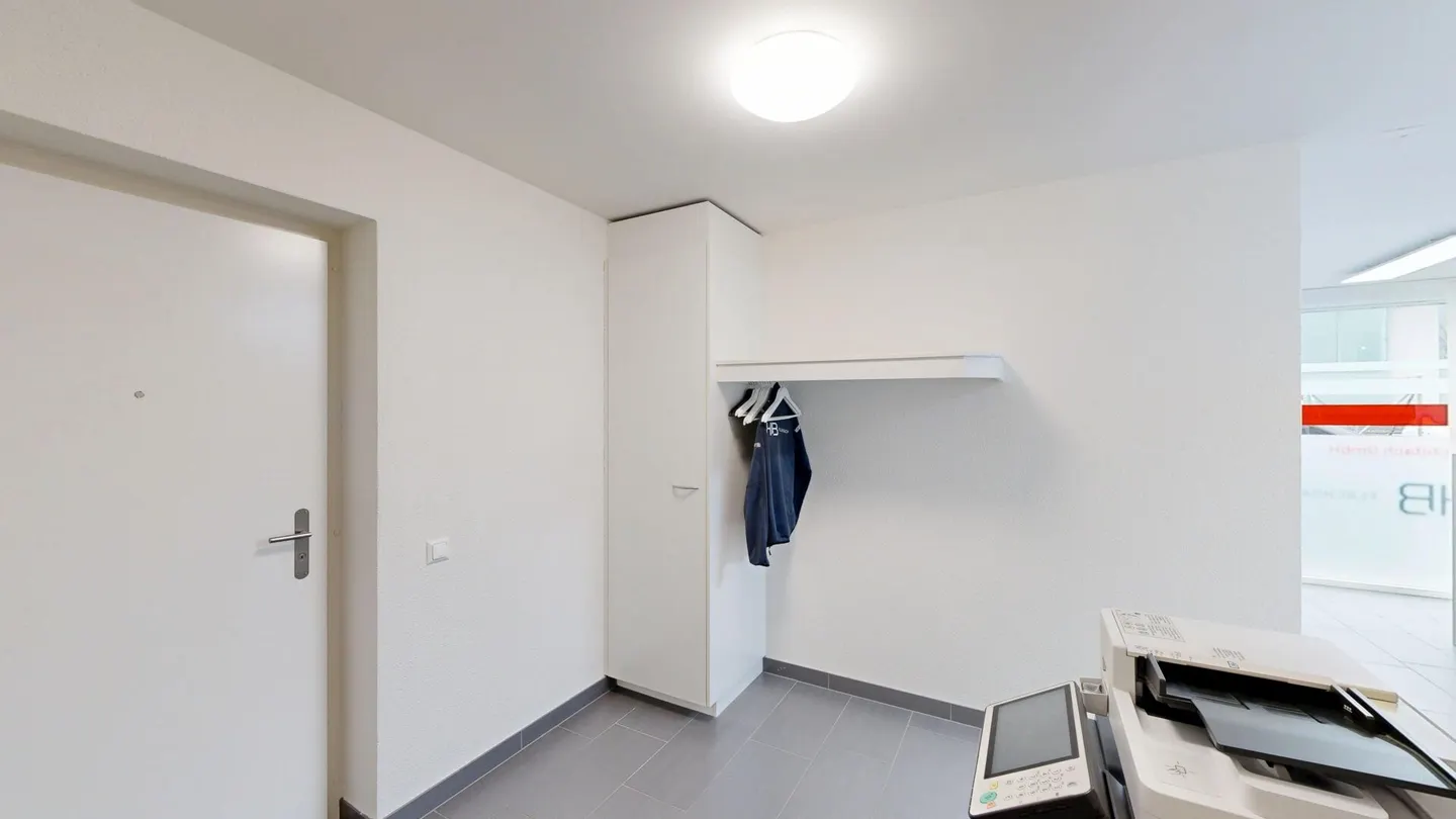 Office space for your business with private parking - Photo 9 of 10