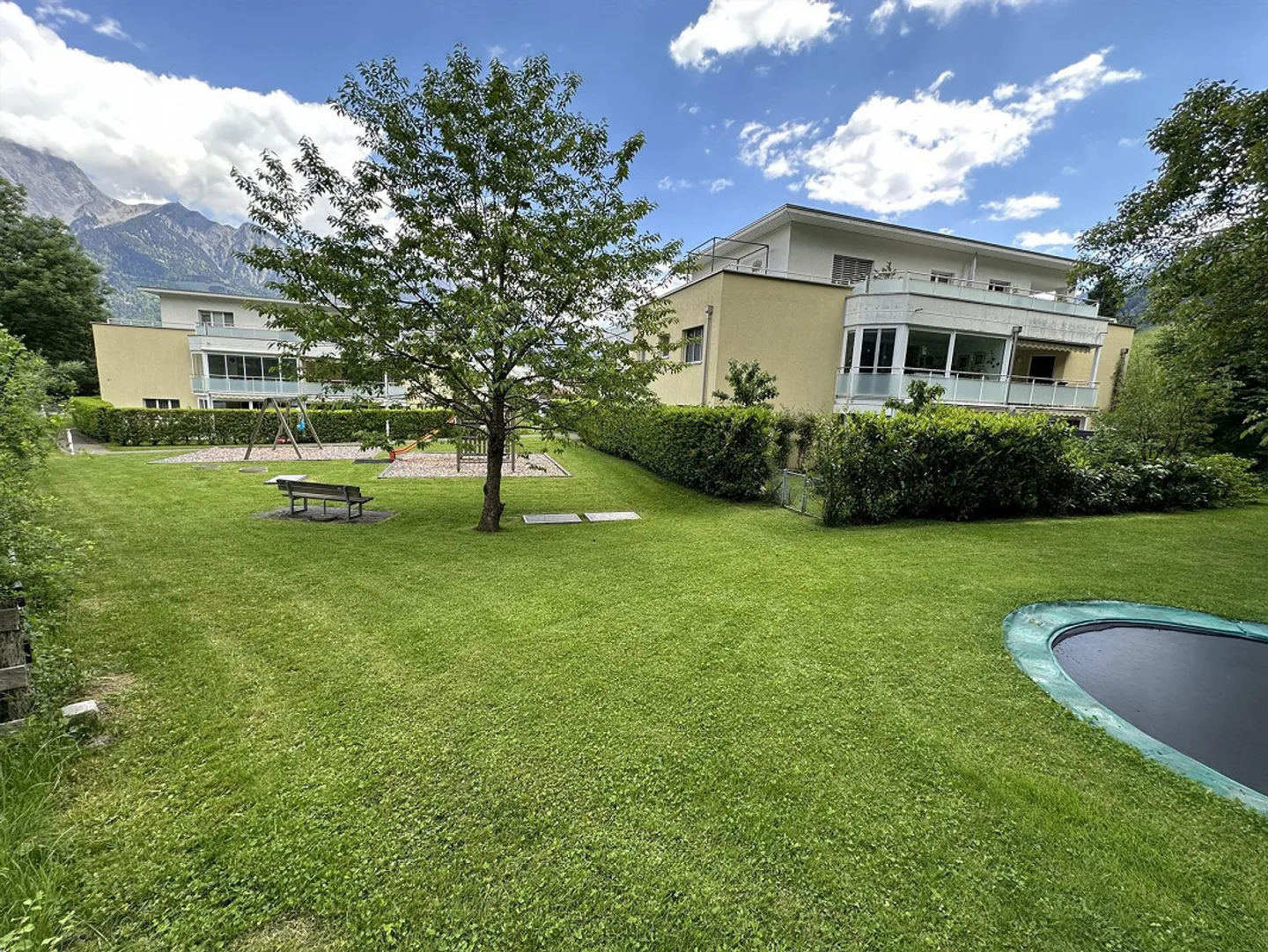 Appartement au rez-de-chaussée élégant avec jardin d'hiver et part de terrain - Photo 1 sur 26