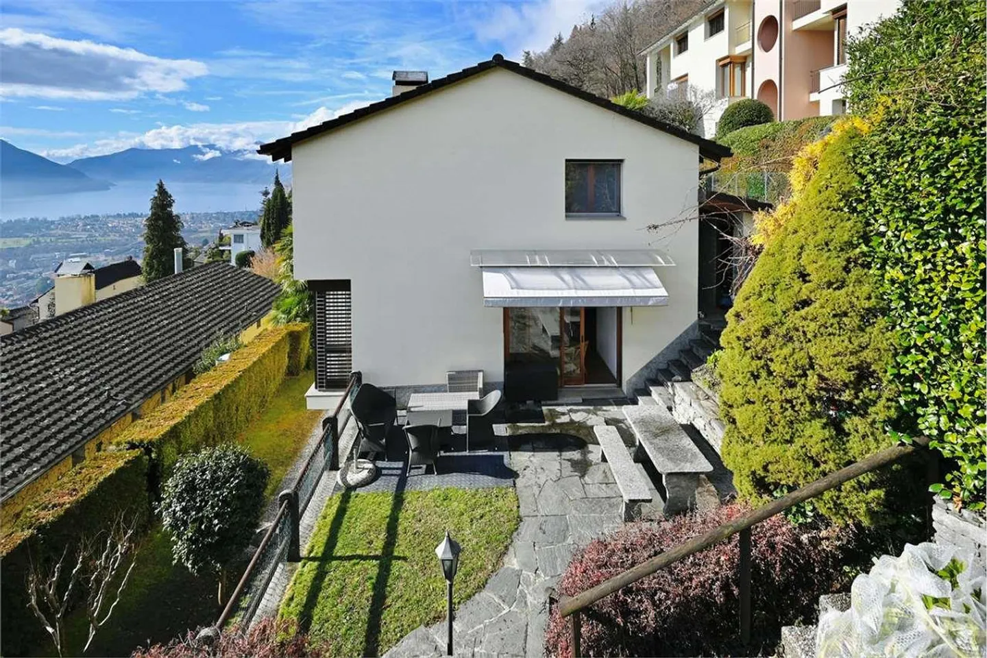 Exklusive Einzelvilla mit Seeblick - Foto 1 von 13