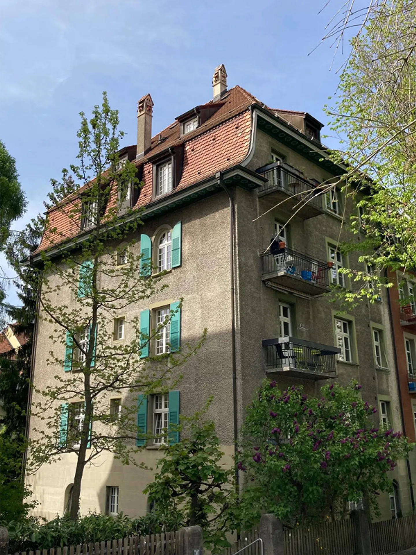 Appartement 4 pièces avec mansarde et machine à laver/sèche-linge privée - Photo 1 sur 8