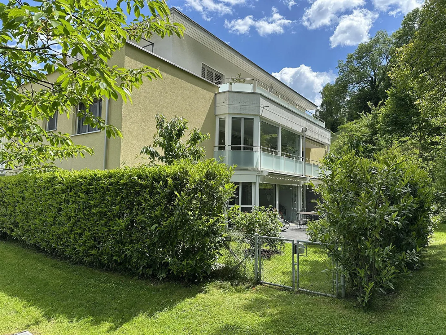 Appartement au rez-de-chaussée élégant avec jardin d'hiver et part de terrain - Photo 3 sur 26