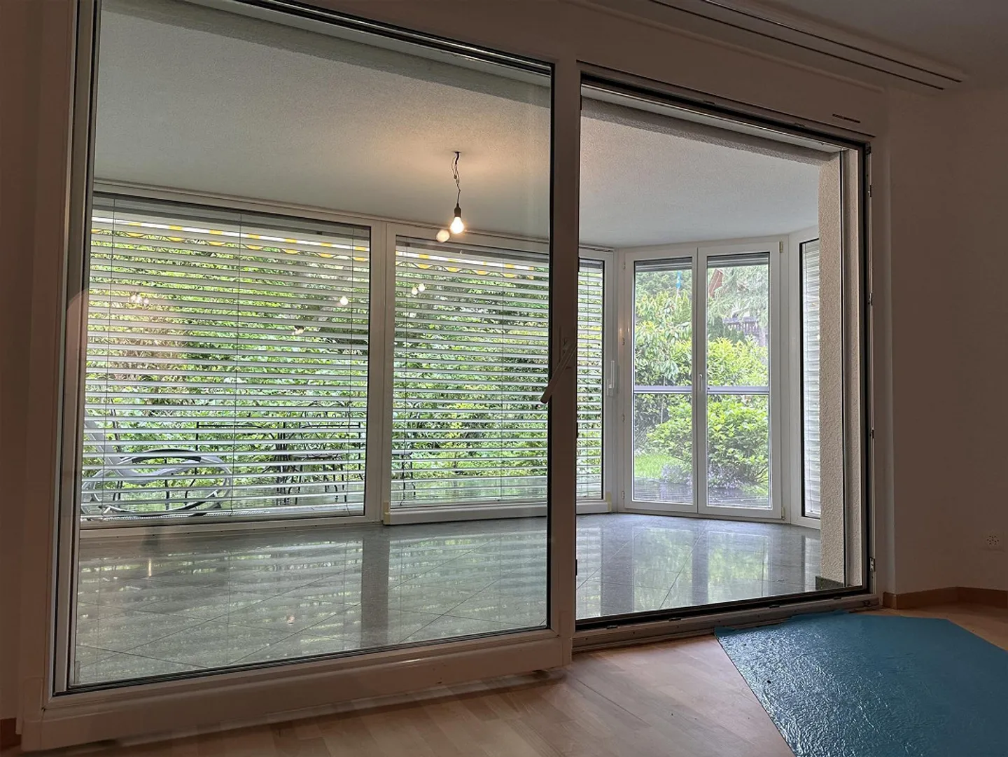 Appartement au rez-de-chaussée élégant avec jardin d'hiver et part de terrain - Photo 17 sur 26