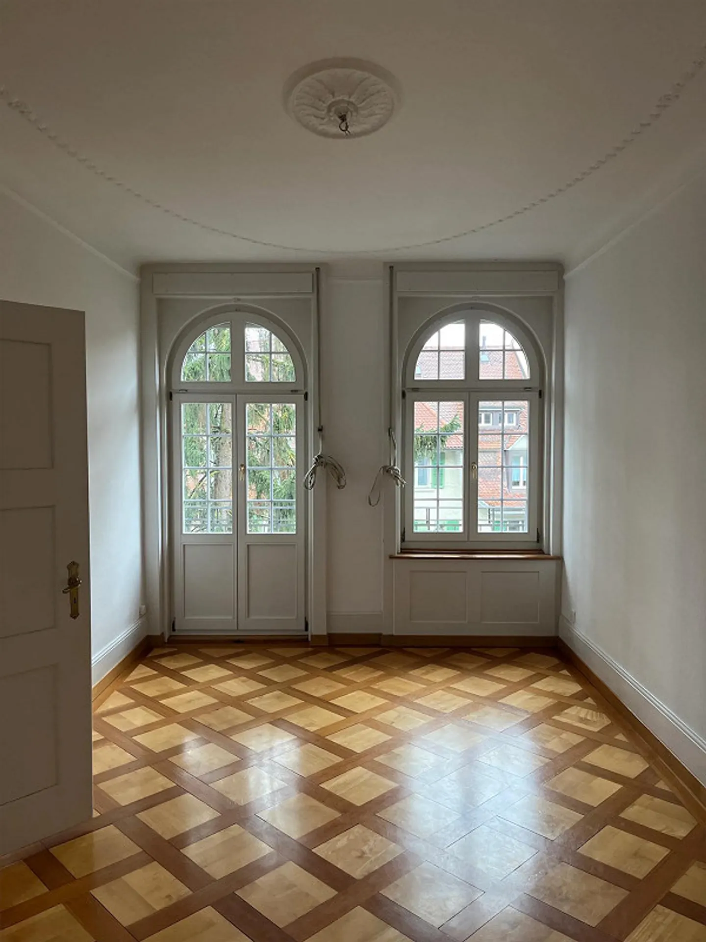 Appartement 4 pièces avec mansarde et machine à laver/sèche-linge privée - Photo 3 sur 8