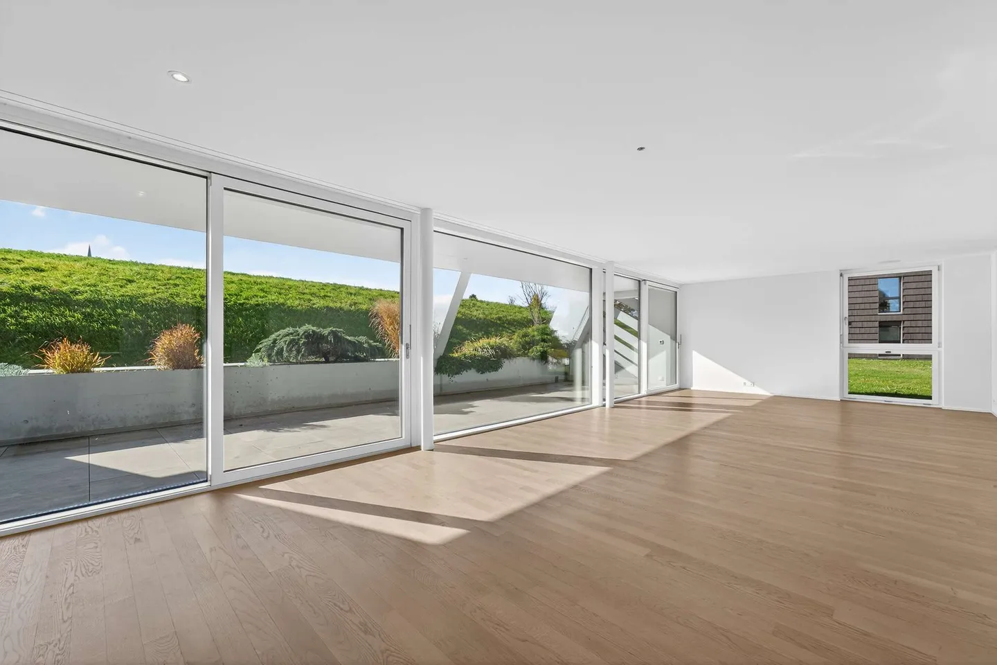 Moderne, helle 5.5 Zimmer-Wohnung mit 35,5 m² grosser Terrasse - Foto 1 von 13