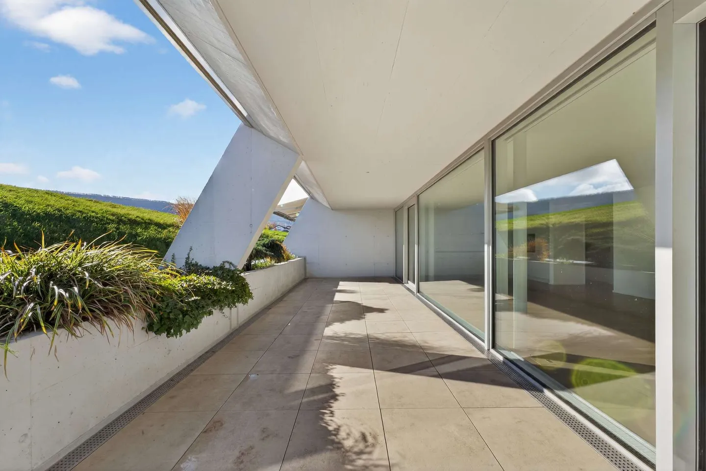 Moderne, helle 5.5 Zimmer-Wohnung mit 35,5 m² grosser Terrasse - Foto 2 von 13