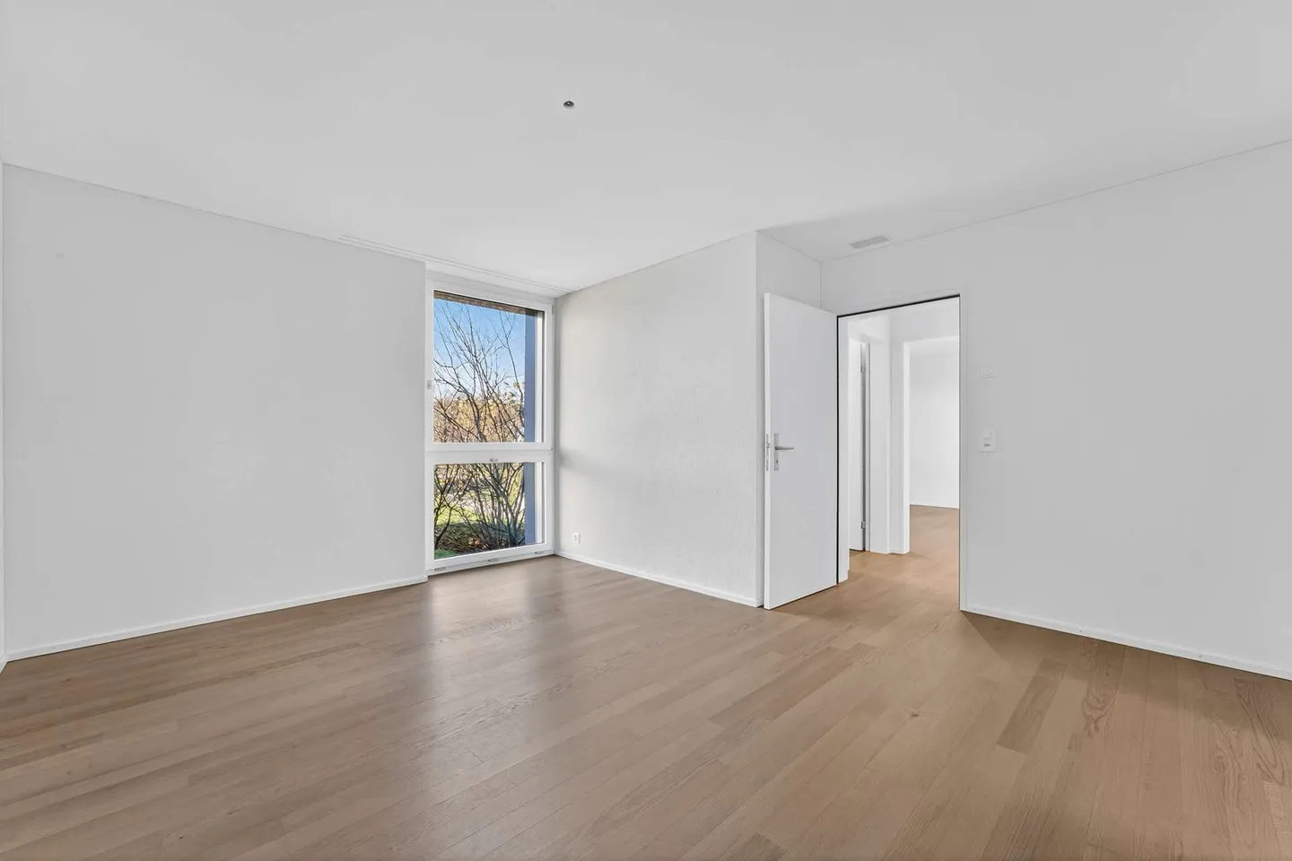 Moderne, helle 5.5 Zimmer-Wohnung mit 35,5 m² grosser Terrasse - Foto 3 von 13