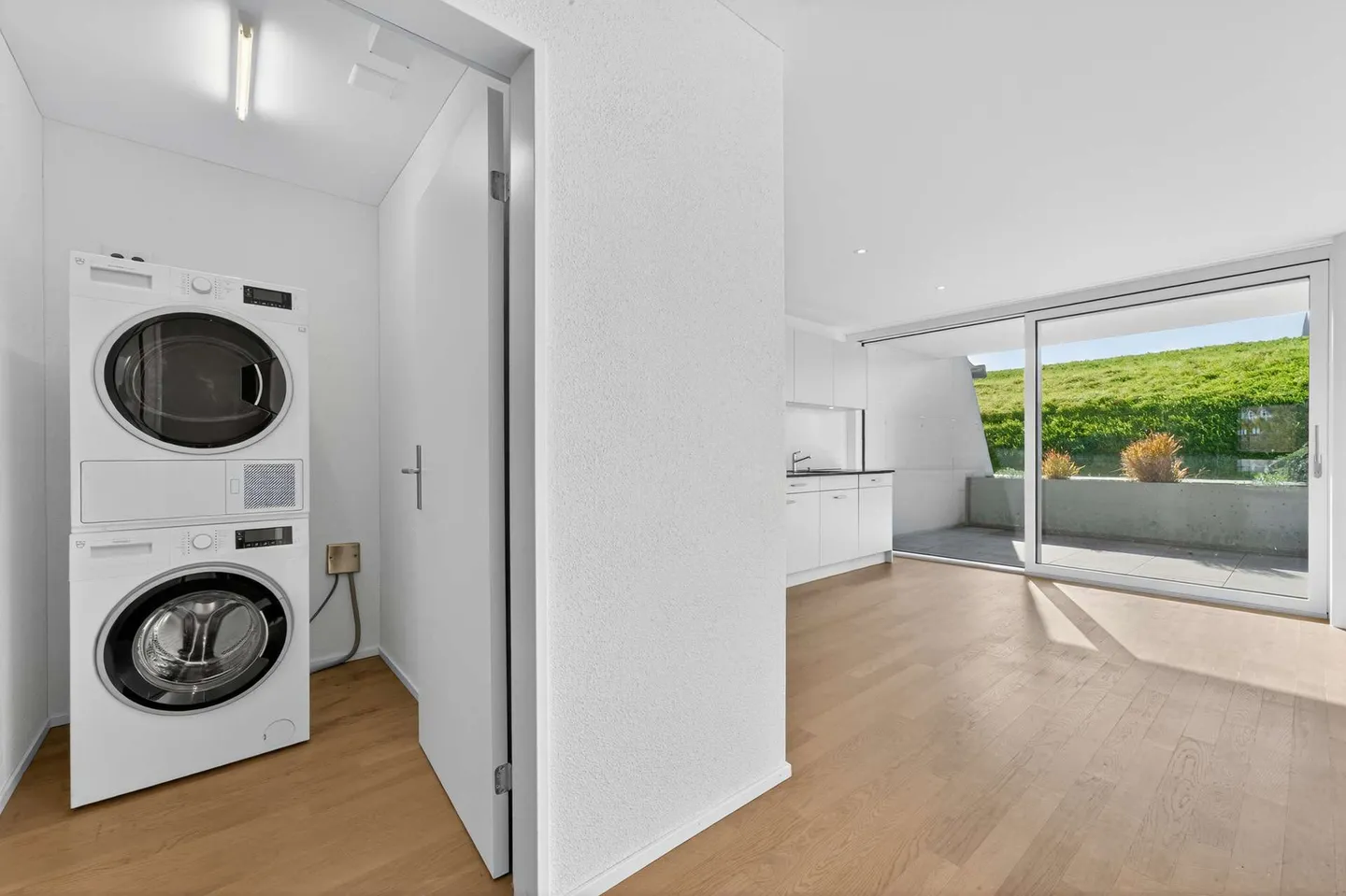 Moderne, helle 5.5 Zimmer-Wohnung mit 35,5 m² grosser Terrasse - Foto 5 von 13
