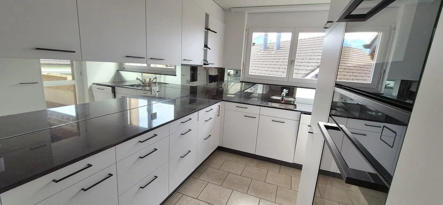 Una posizione residenziale e di traffico ottimale in Asylstrasse 37 a Spiez, spazioso e recentemente ristrutturato appartamento duplex di 5 1/2 stanze con due posti auto - Foto 1 di 10