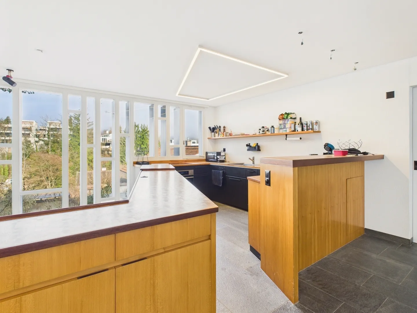 Ampia casa unifamiliare con architettura unica in una tranquilla posizione privilegiata con un grande giardino - Foto 5 di 13