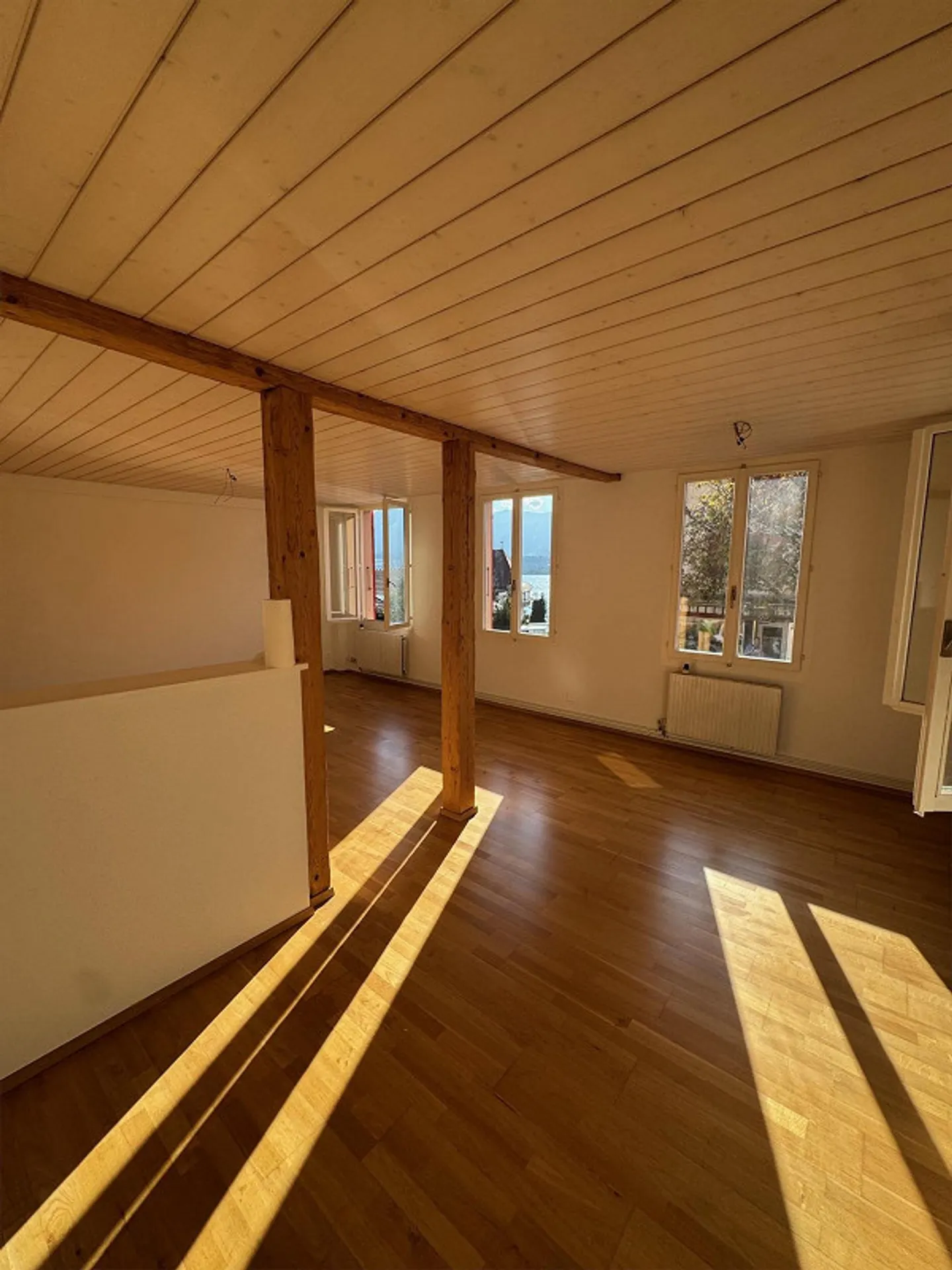 Thunersee, public transport and shopping at your doorstep – bright 2.5-room apartment - Photo 3 of 9