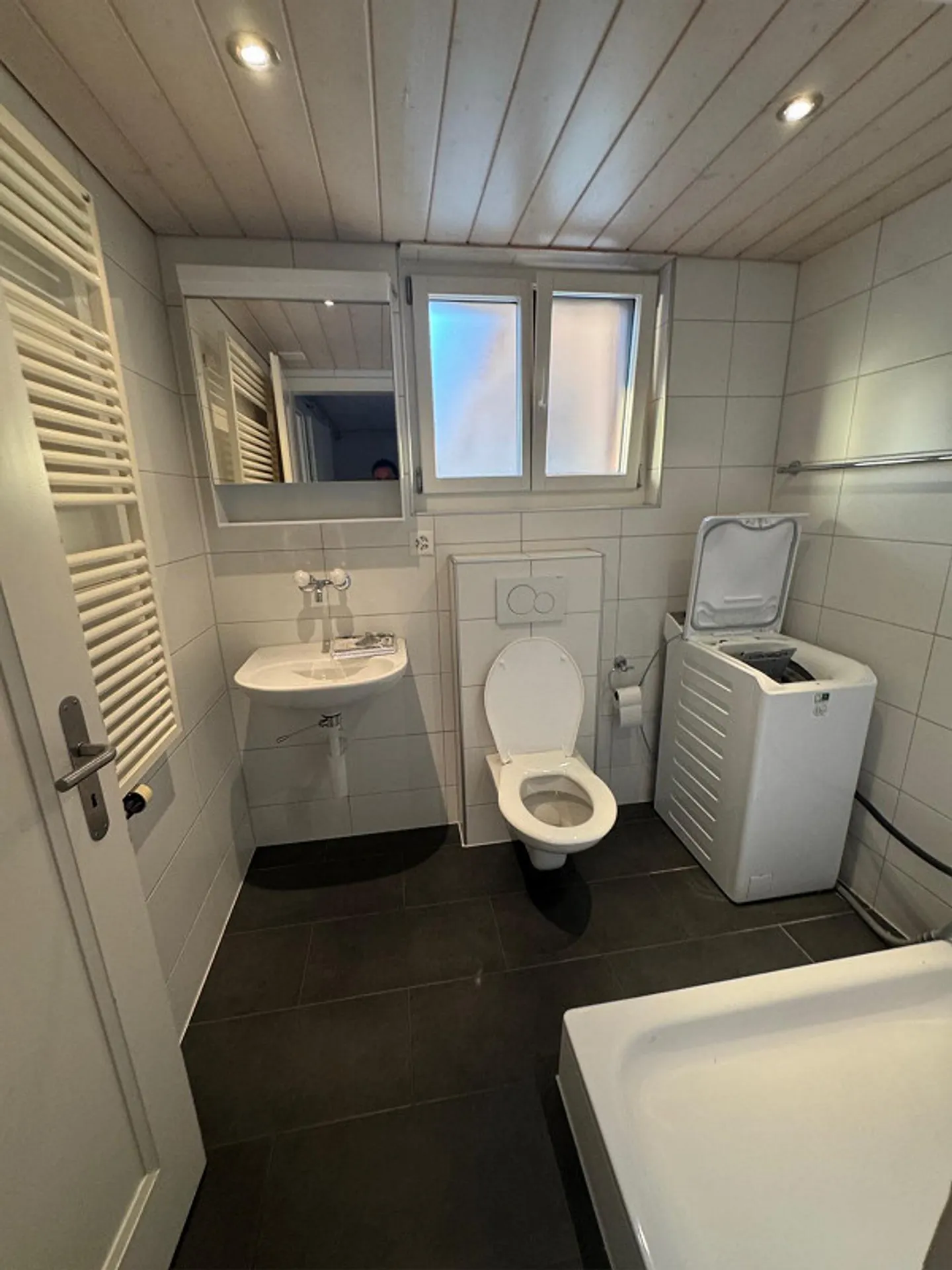 Thunersee, public transport and shopping at your doorstep – bright 2.5-room apartment - Photo 6 of 9