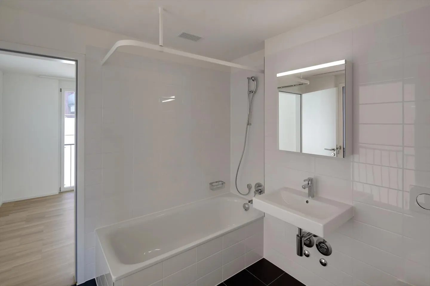 Apartment for rent - Photo 3 of 4