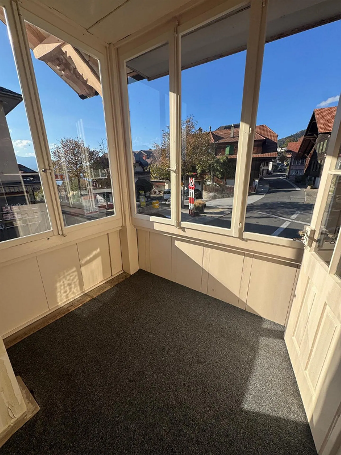Thunersee, public transport and shopping at your doorstep – bright 2.5-room apartment - Photo 7 of 9