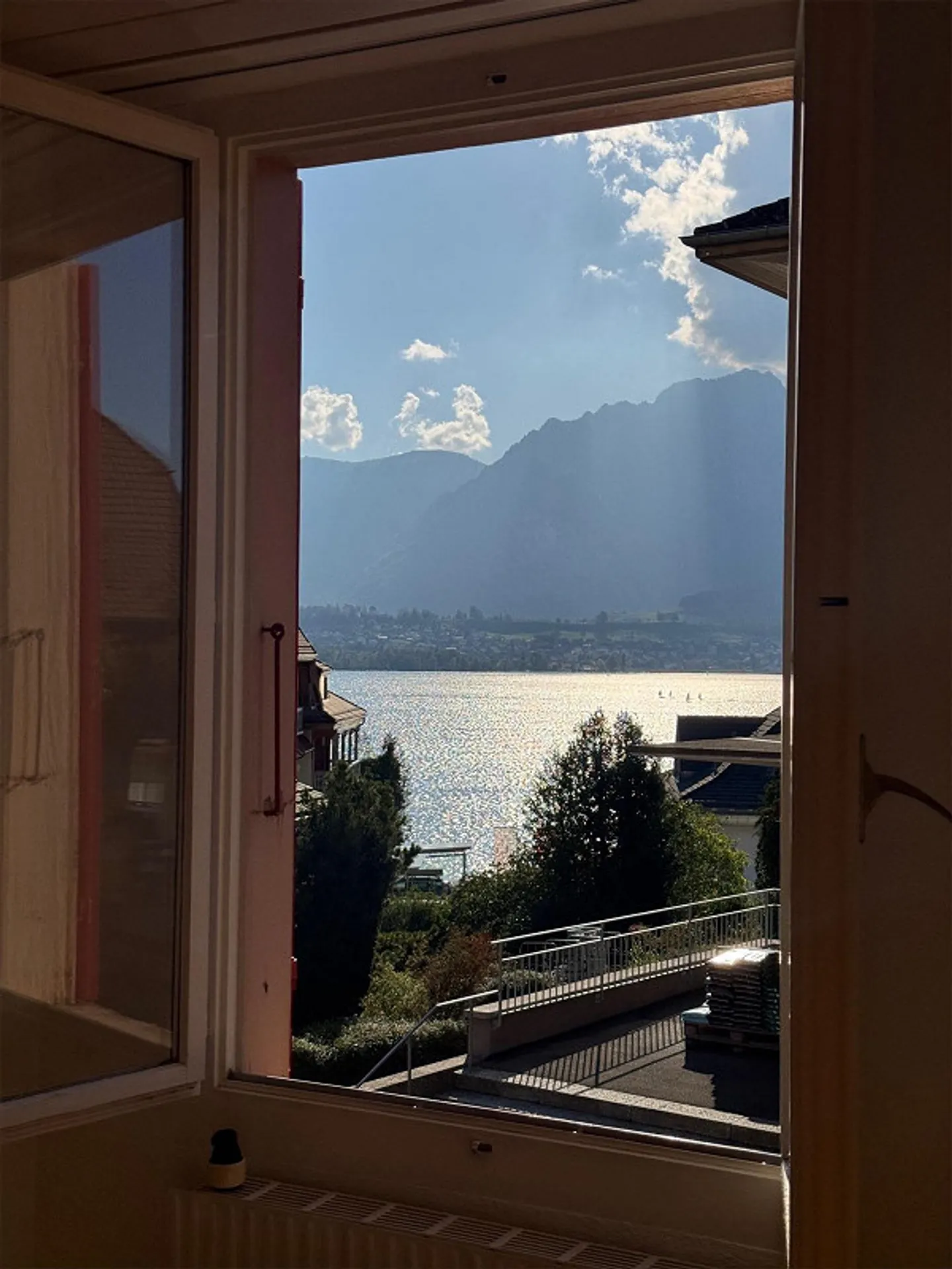 Thunersee, public transport and shopping at your doorstep – bright 2.5-room apartment - Photo 8 of 9